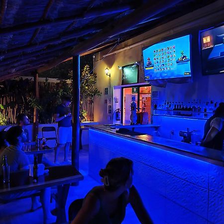 New Friends Hostel & Bar Adults Only Valladolid  Bagian luar foto