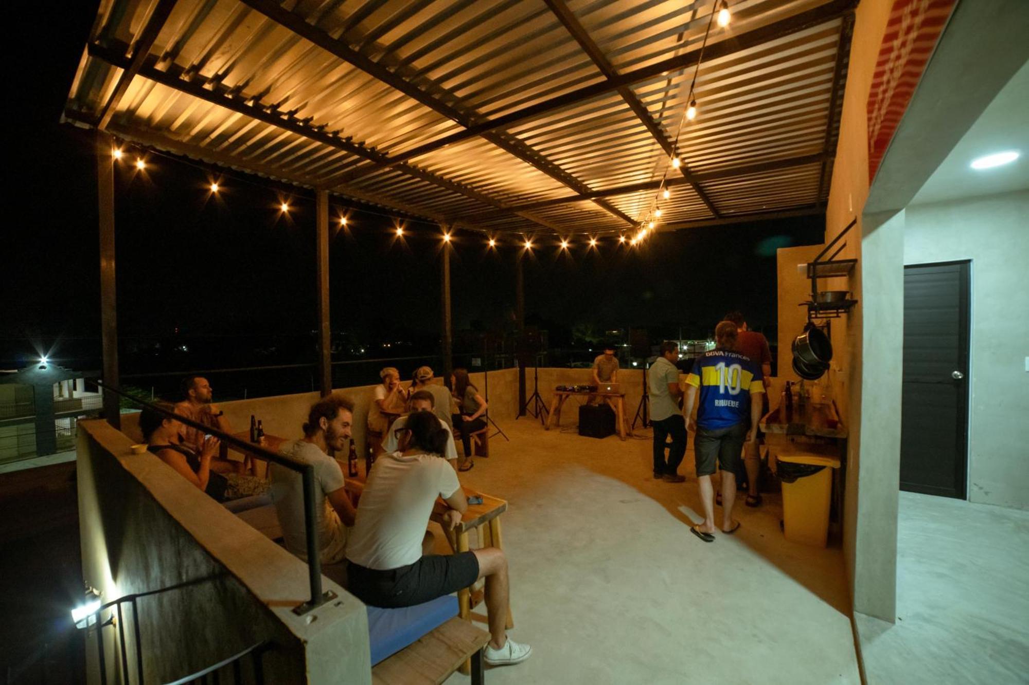 New Friends Hostel & Bar Adults Only Valladolid  Bagian luar foto
